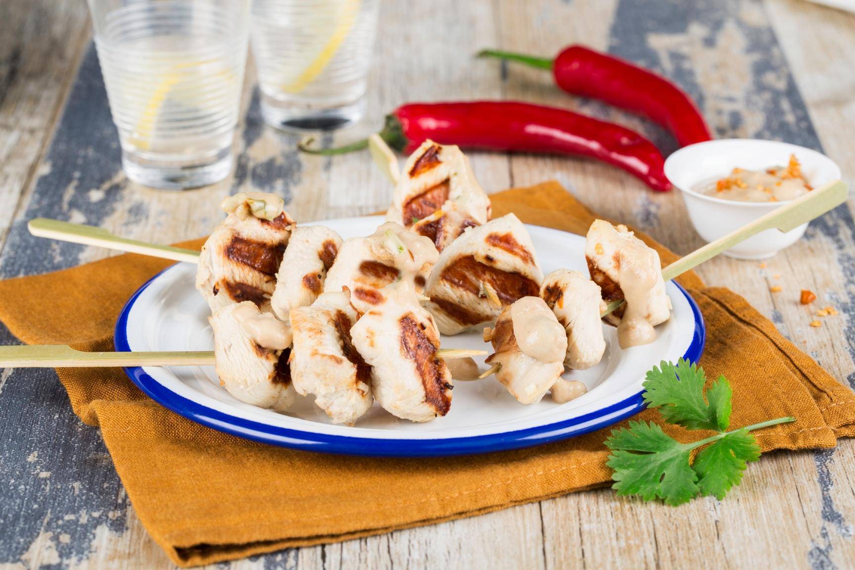 Drobiowe szaszłyki z sosem satay - przepisy OptiGrill | Tefal