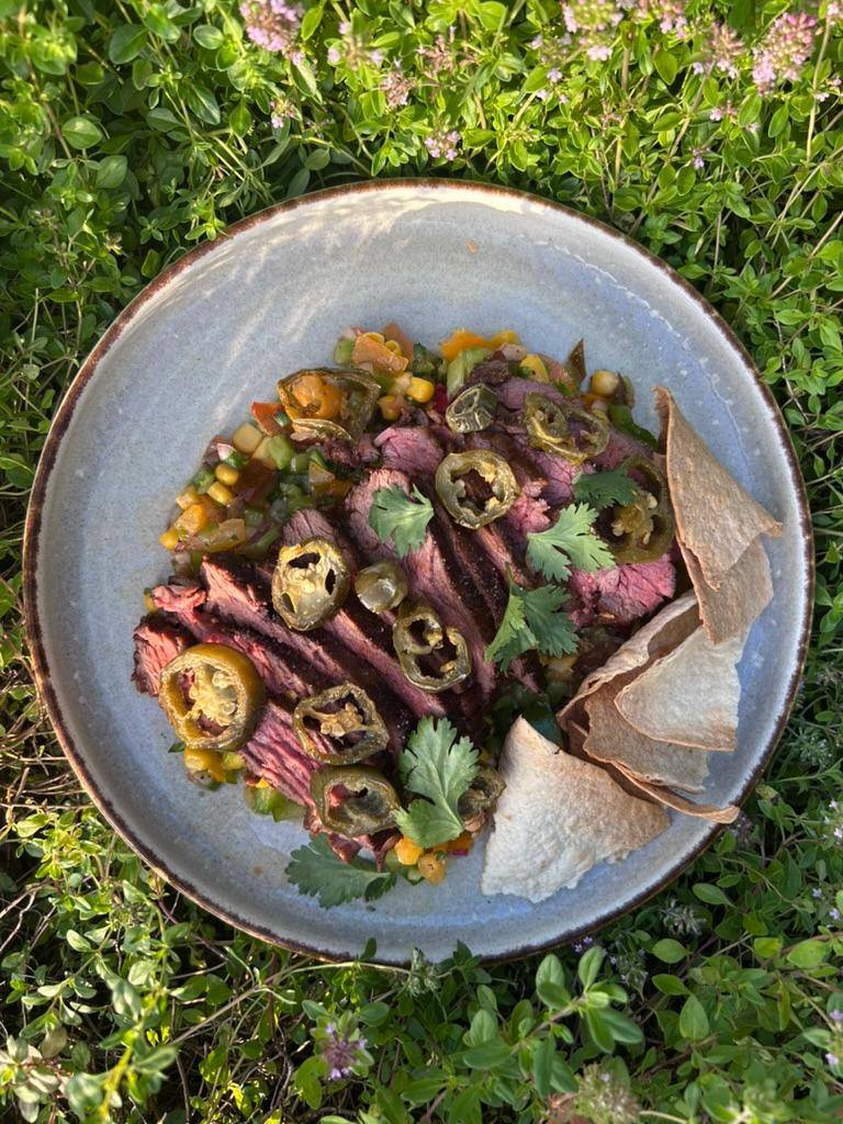 Stek bavette z salsą z kukurydzy i zielonej papryki, nachosami i smażonym jalapeño - przepisy Cook4Me | Tefal