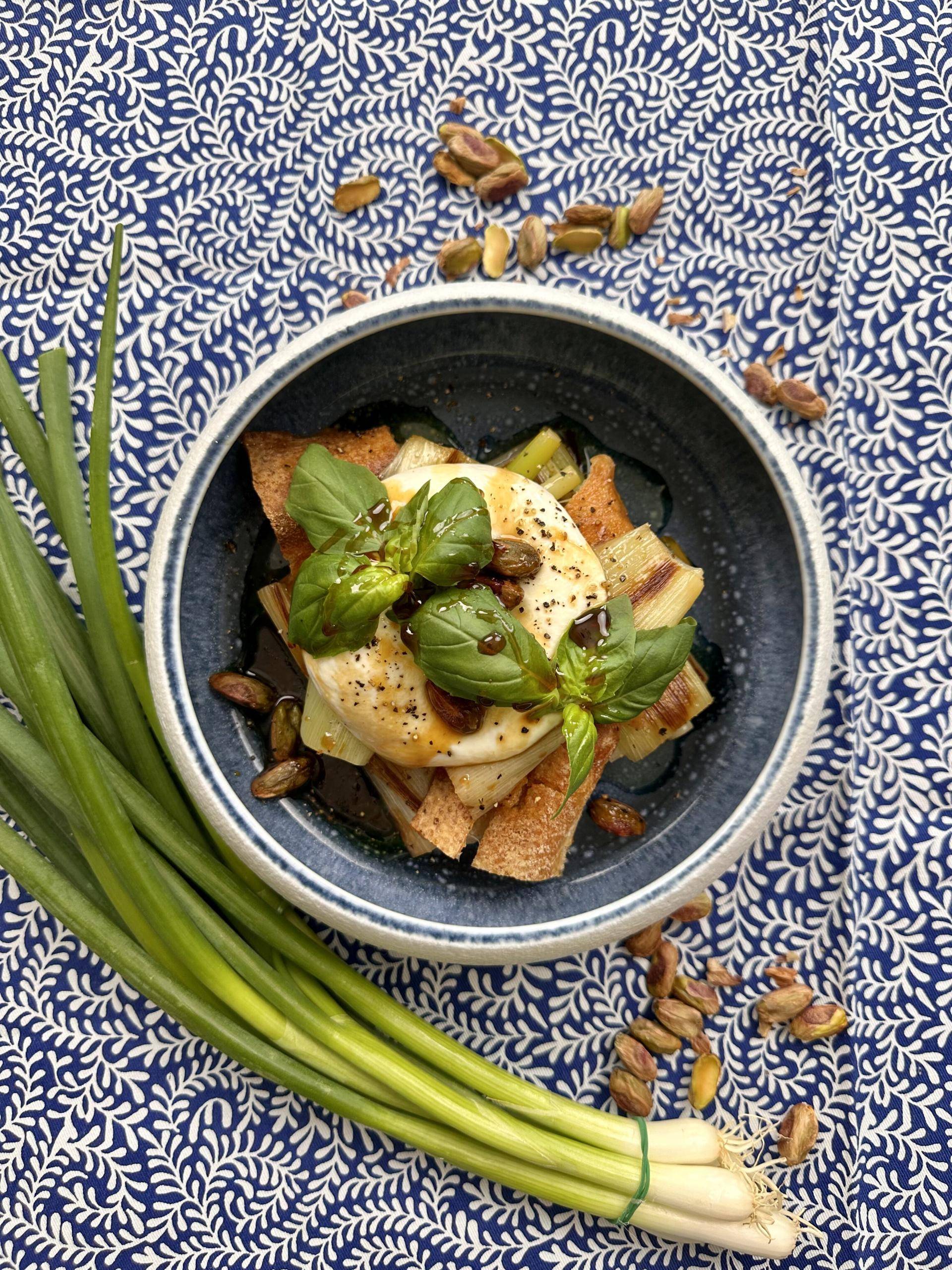 Grillowane pory w soku jabłkowym z burratą i pistacjami - przepisy OptiGrill XL | Tefal