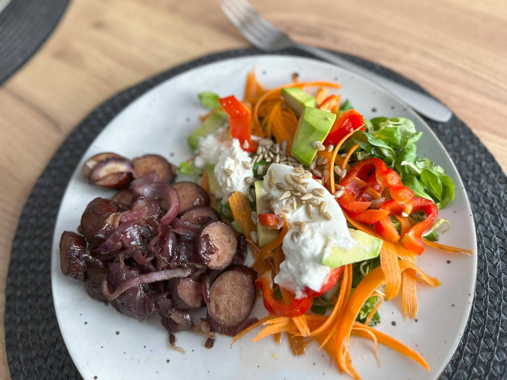 Swojska kiełbasa z sałatką - przepisy Cook4Me | Tefal