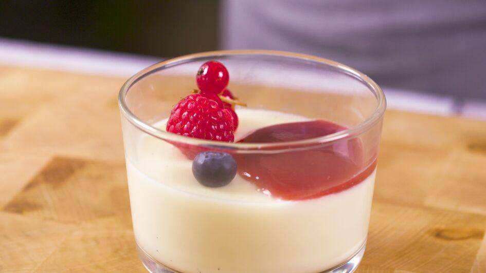 Panna cotta z owocami leśnymi - przepisy Patelnie i Garnki | Tefal