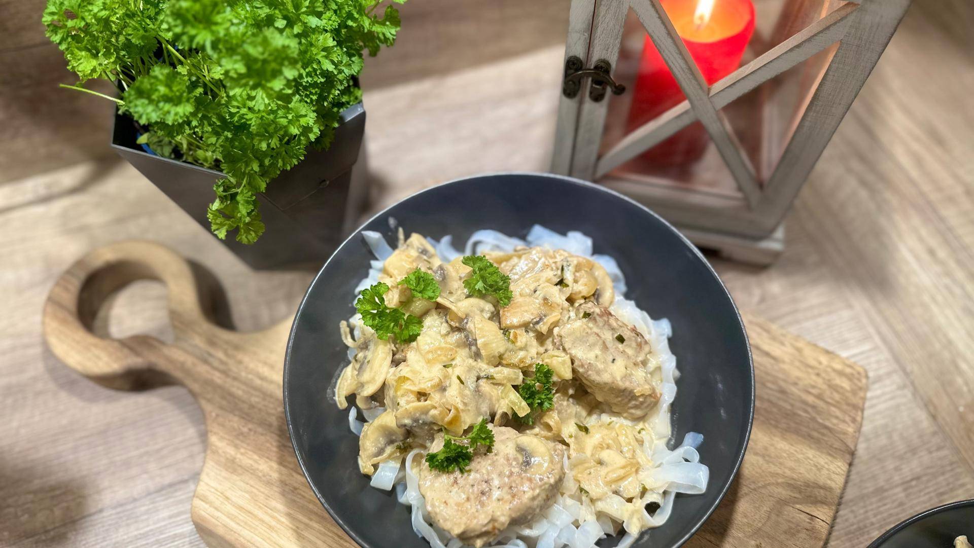 Polędwiczki wieprzowe w sosie śmietanowym z pieczarkami - przepisy Cook4Me | Tefal