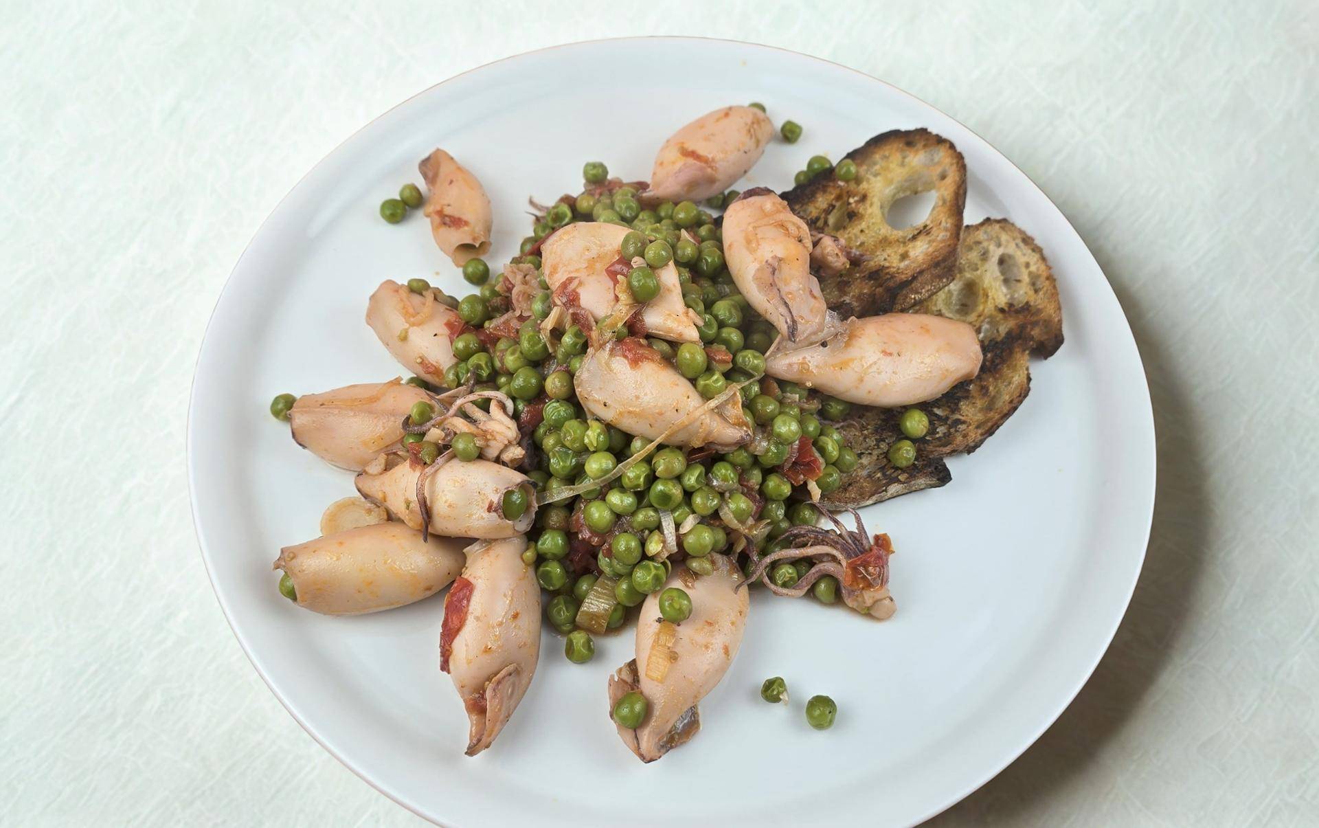 Kalmary z pomidorkami i groszkiem - przepisy Patelnie i Garnki | Tefal