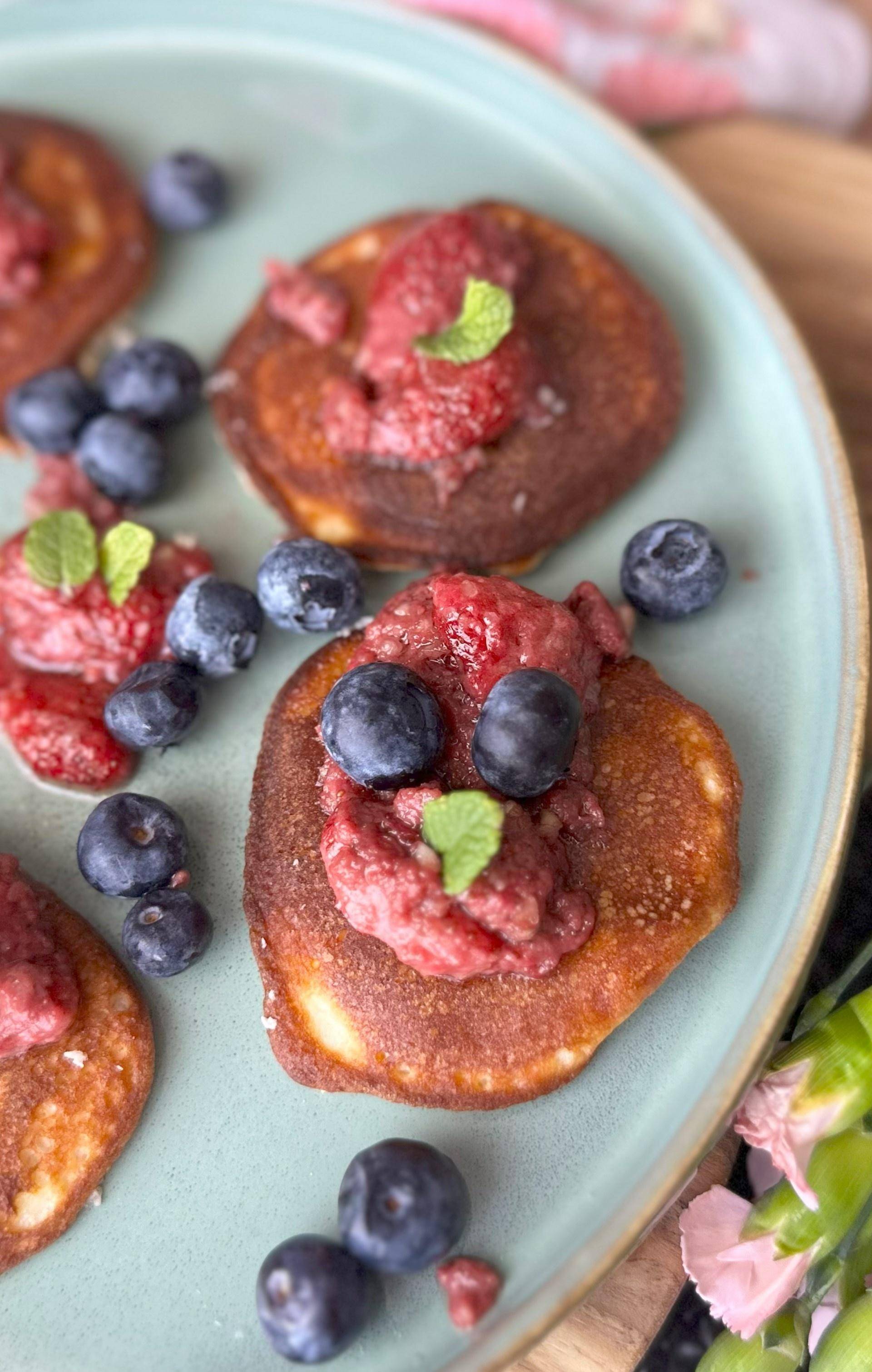 Placuszki keto z sosem truskawkowo-orzechowym - przepisy Cook4Me | Tefal