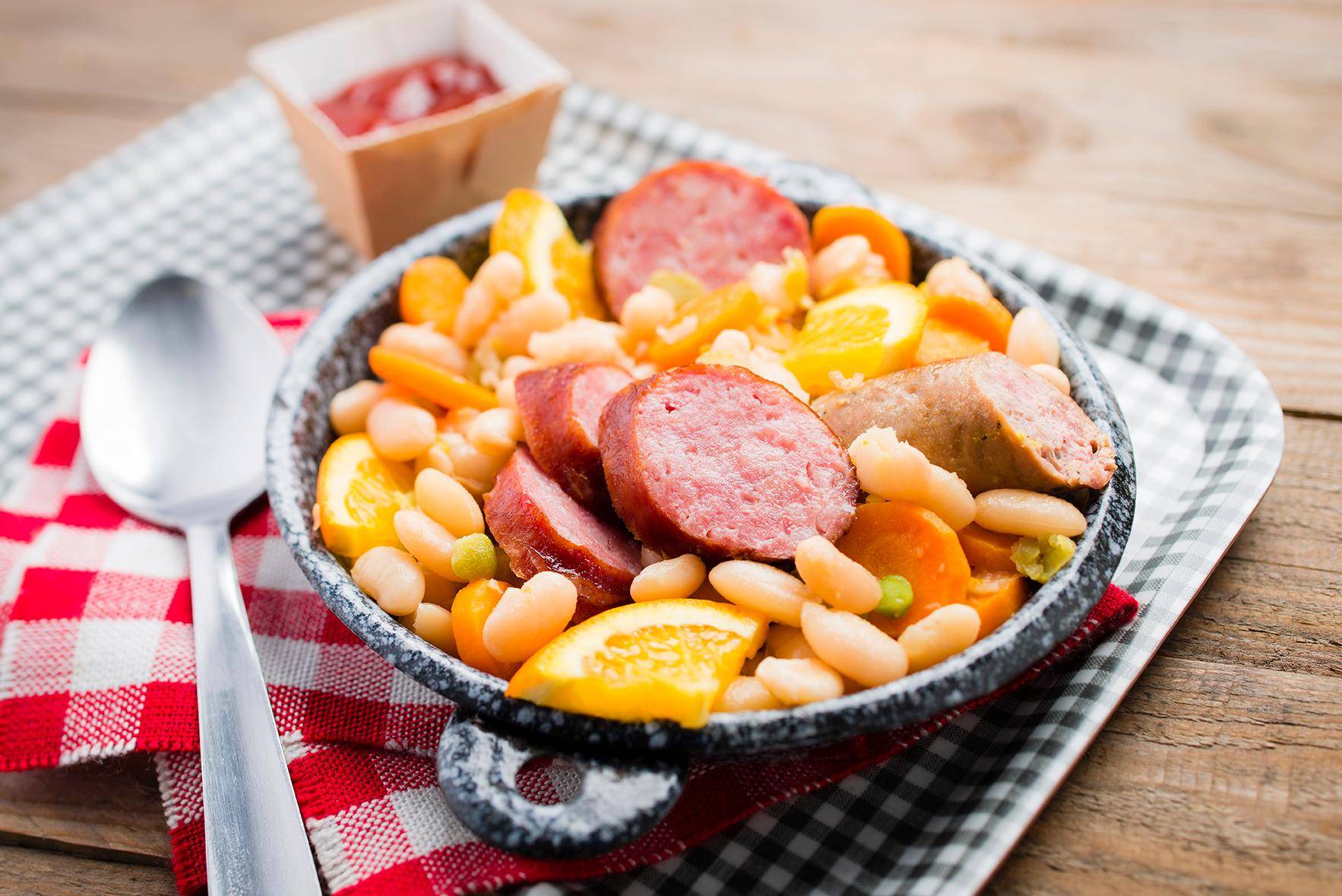 Gulasz z kiełbasą i fasolą - przepisy Cook4Me | Tefal