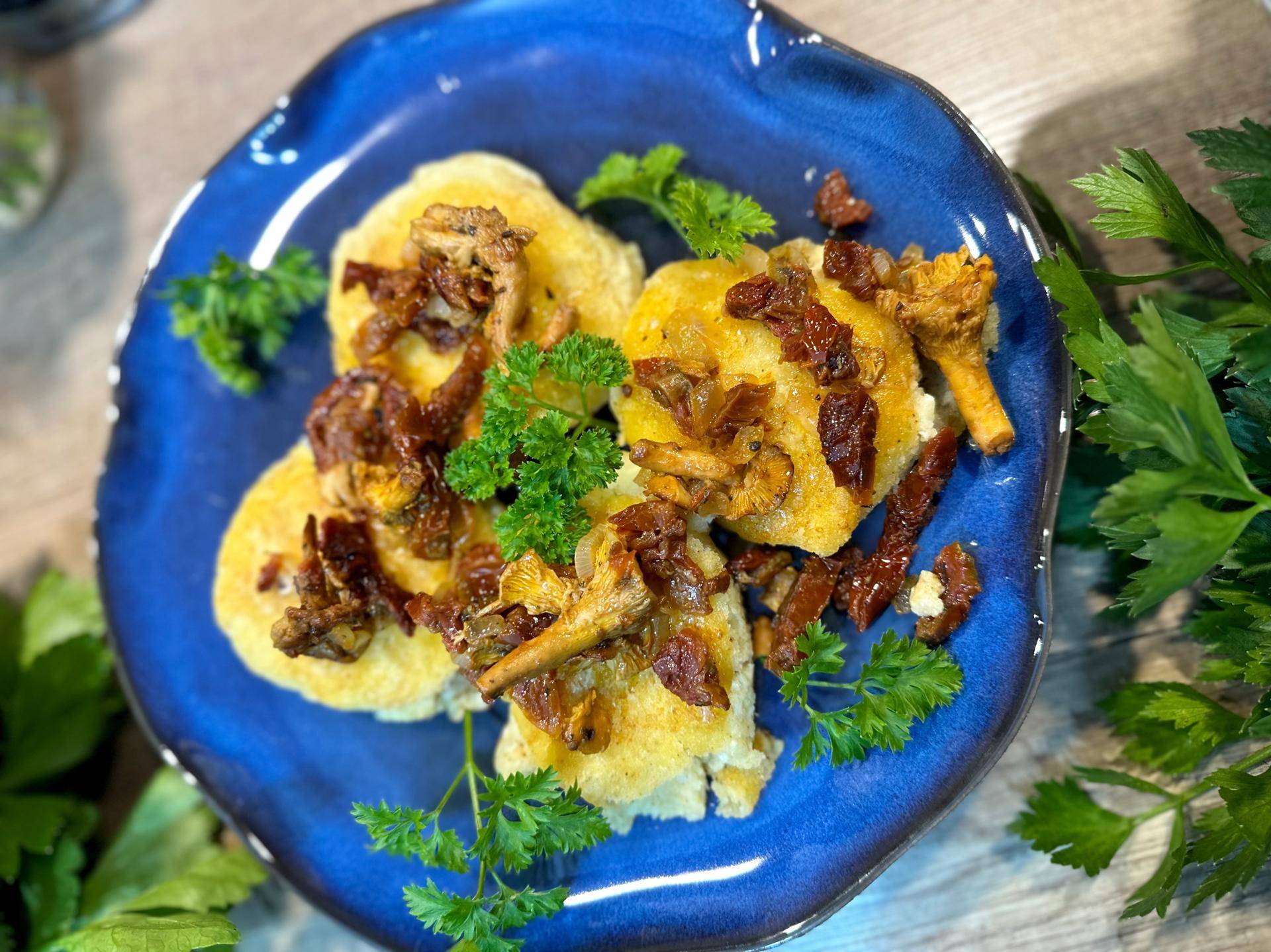 Placuszki ruskie z kurkami i suszonymi pomidorami - przepisy Cook4Me | Tefal