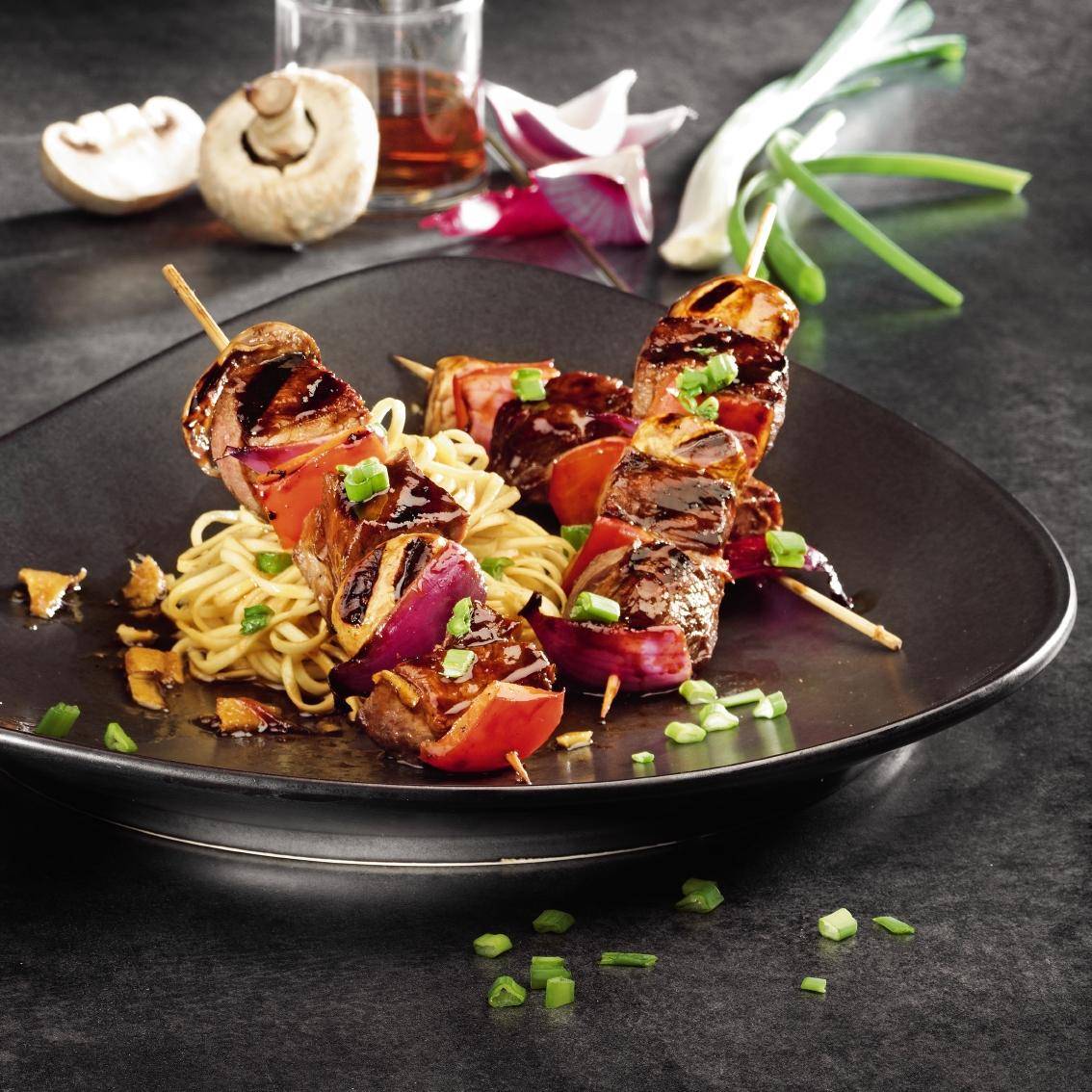 Befsztykowe szaszłyki z pieczarkami w sosie teriyaki - przepisy OptiGrill + | Tefal