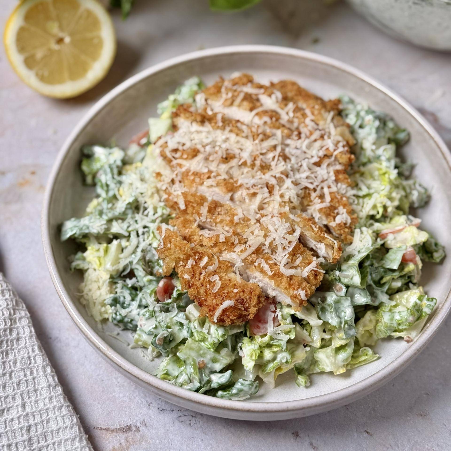 Sałatka Cezar z chrupiącym kurczakiem - przepisy EASY FRY OVEN & GRILL 9 in 1 | Tefal