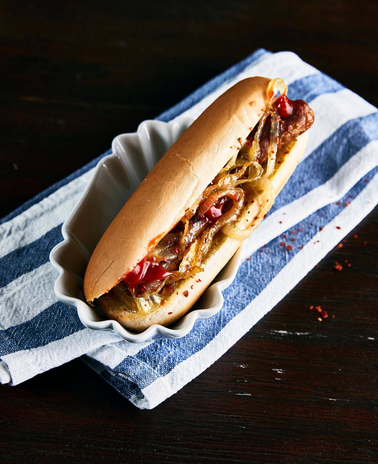 Hot dog z kiełbaską w piwie i cebulką - przepisy OptiGrill | Tefal
