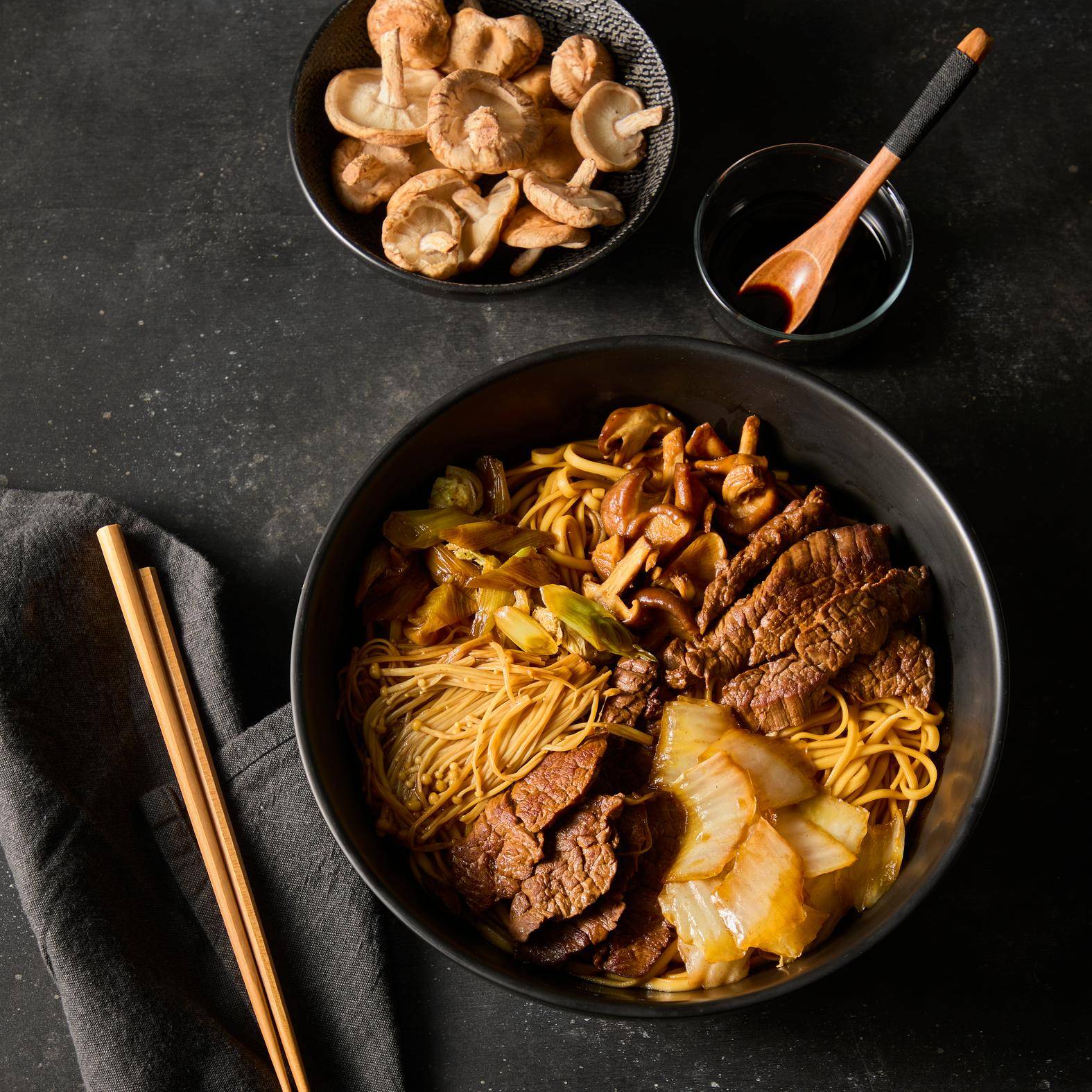 Wołowina smażona w stylu sukiyaki z makaronem udon i warzywami - przepisy Patelnie i Garnki | Tefal