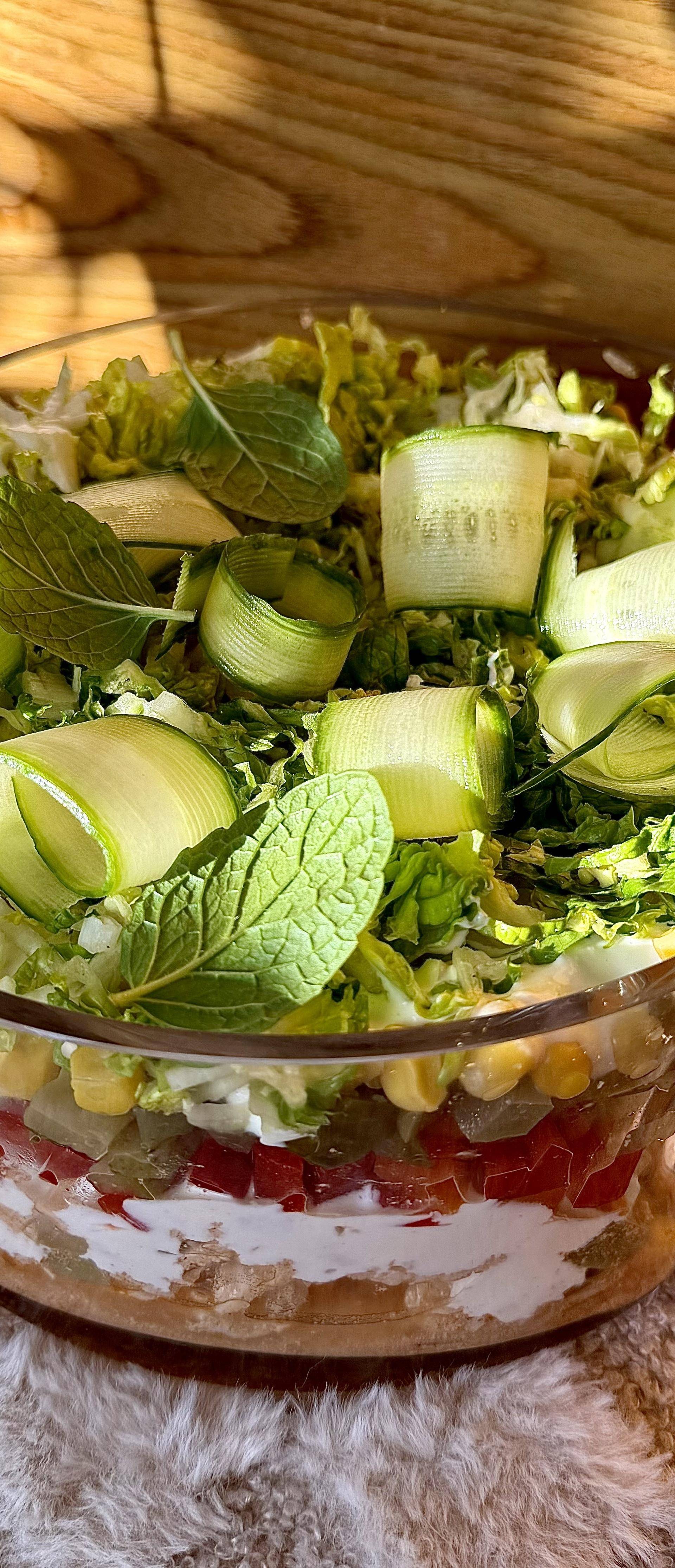 Sałatka gyros z sosem feta-czosnek i miętą - przepisy Cook4Me | Tefal