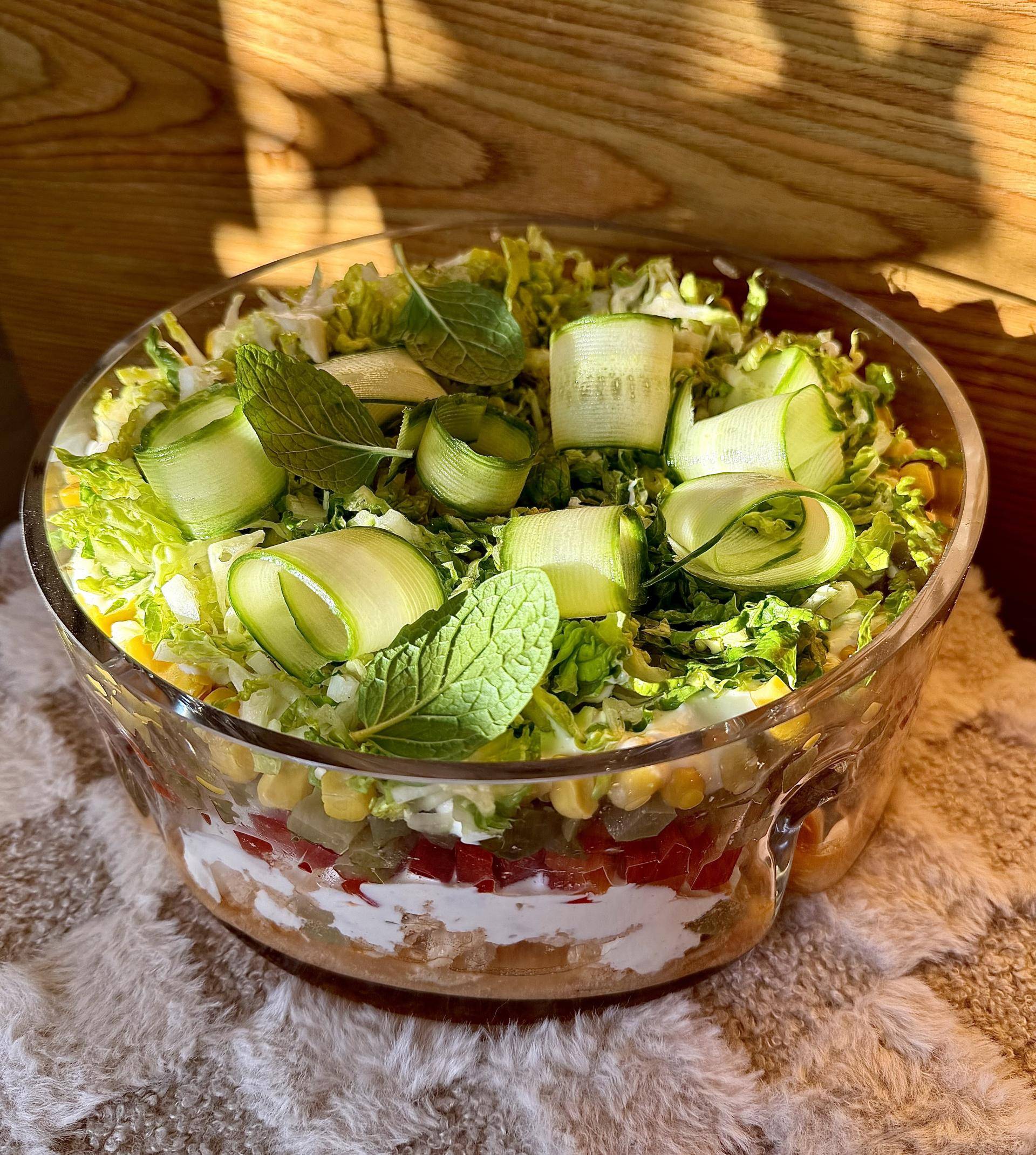 Sałatka gyros z sosem feta-czosnek i miętą - przepisy Cook4Me | Tefal