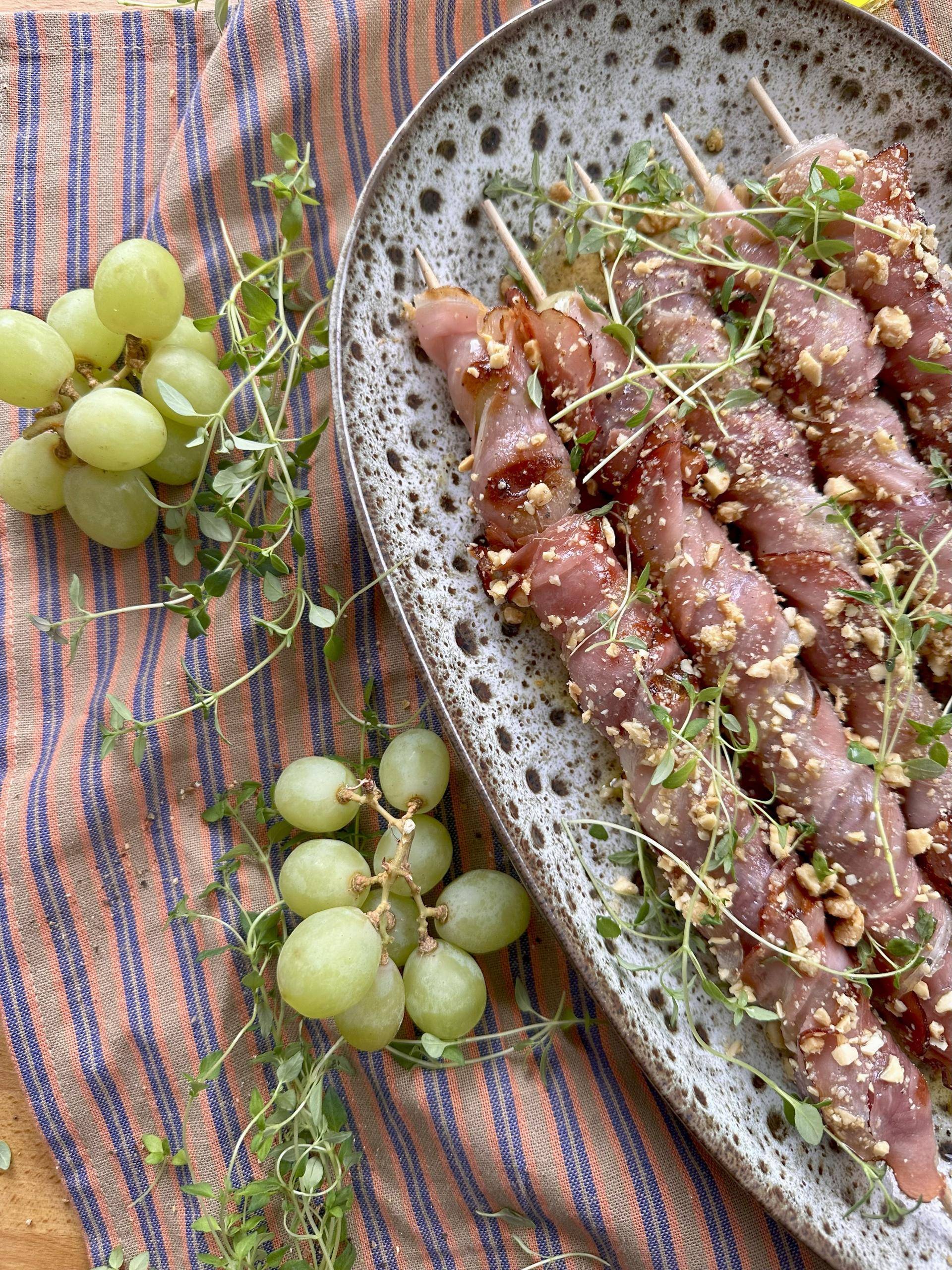 Szaszłyki z winogron w szynce alpejskiej z prażonymi migdałami - przepisy OptiGrill Elite XL | Tefal