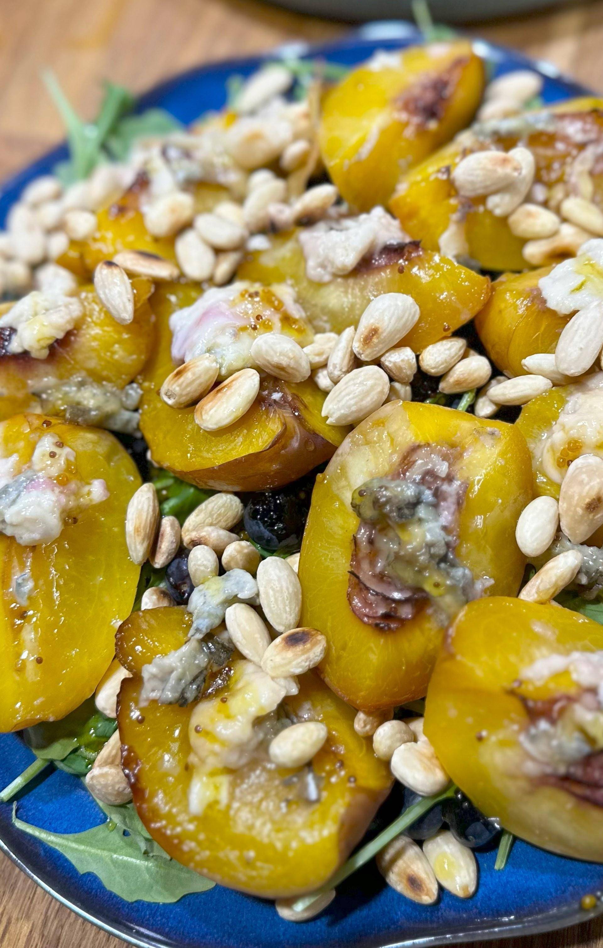 Sałatka z grillowanymi brzoskwiniami i bakłażanem - przepisy OptiGrill 2in1 | Tefal