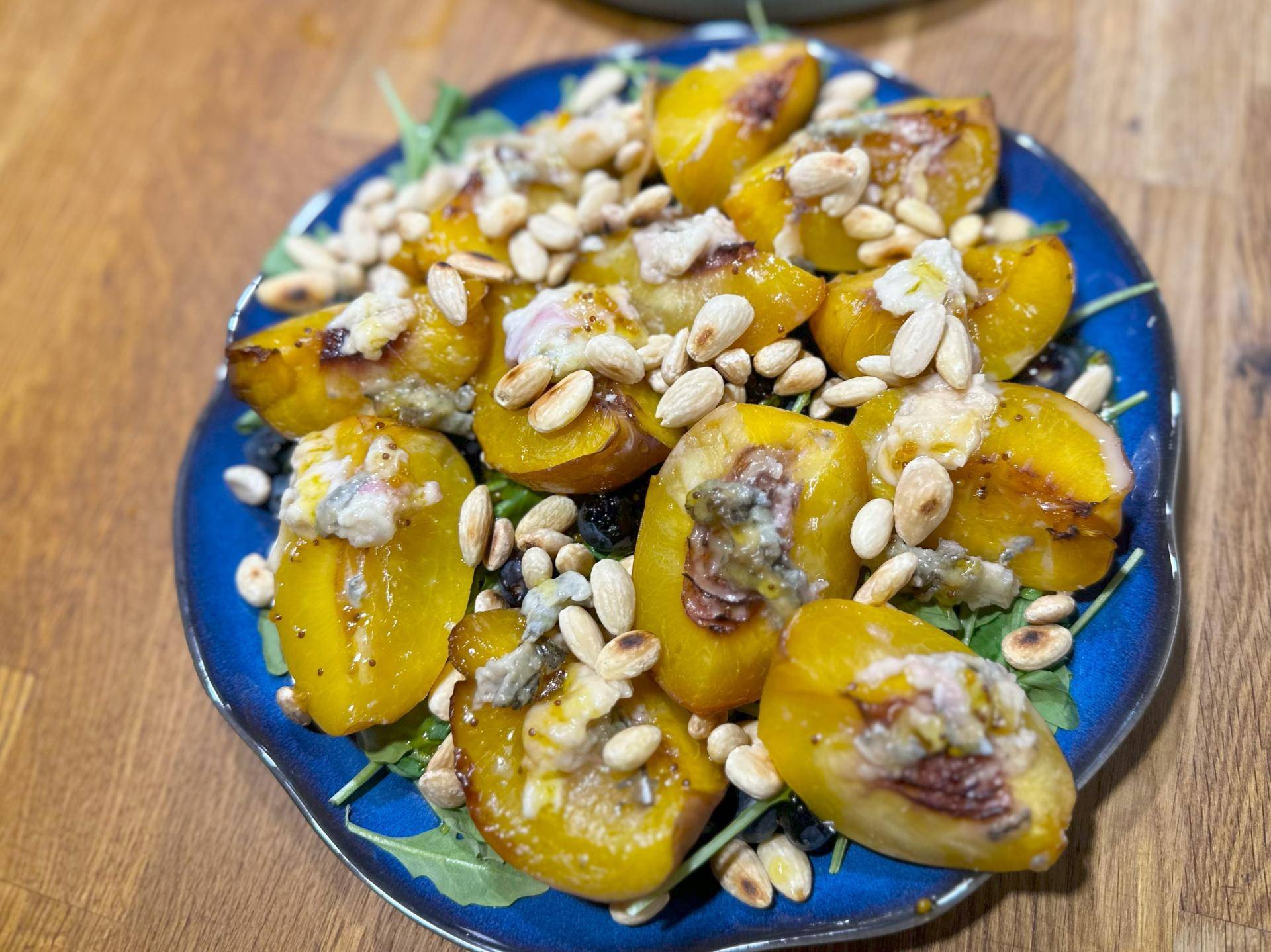 Sałatka z brzoskwinią i serem pleśniowym - przepisy Cook4Me | Tefal