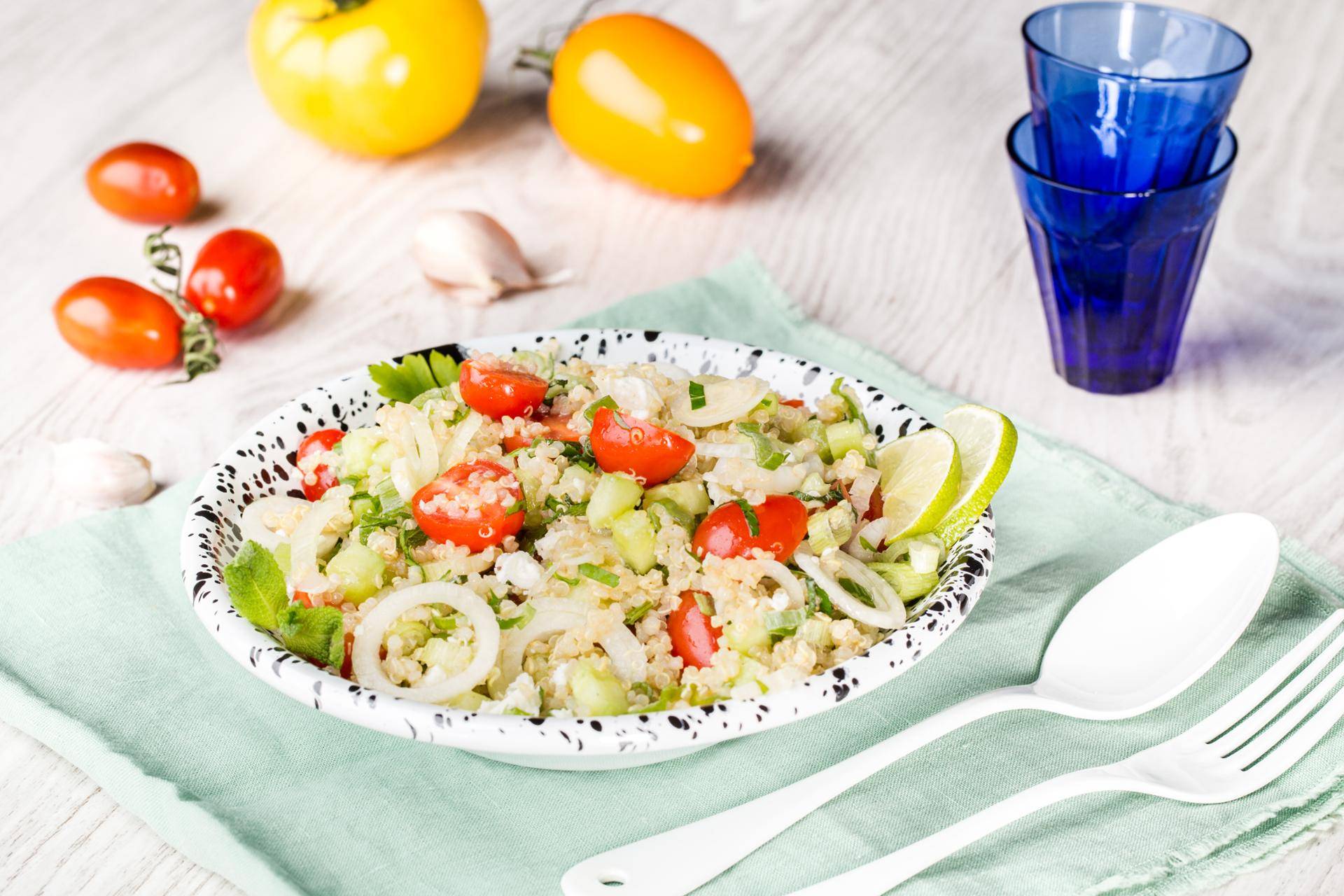 Grecka sałatka z komosą ryżową - przepisy Cook4Me | Tefal