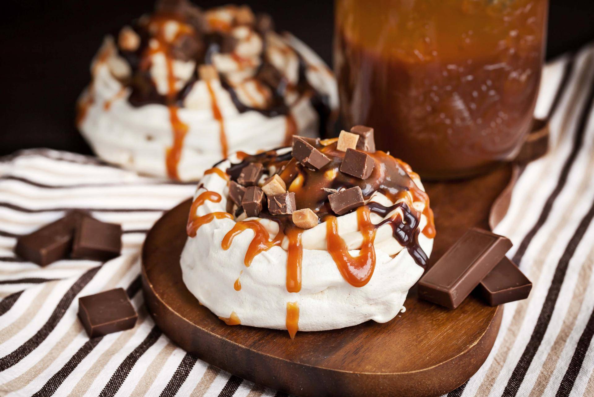 Czekoladowo-karmelowe bezy Pavlova - przepisy Cake Factory | Tefal