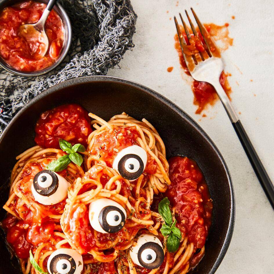 Krwawe spaghetti z oczami - przepisy Patelnie i Garnki | Tefal