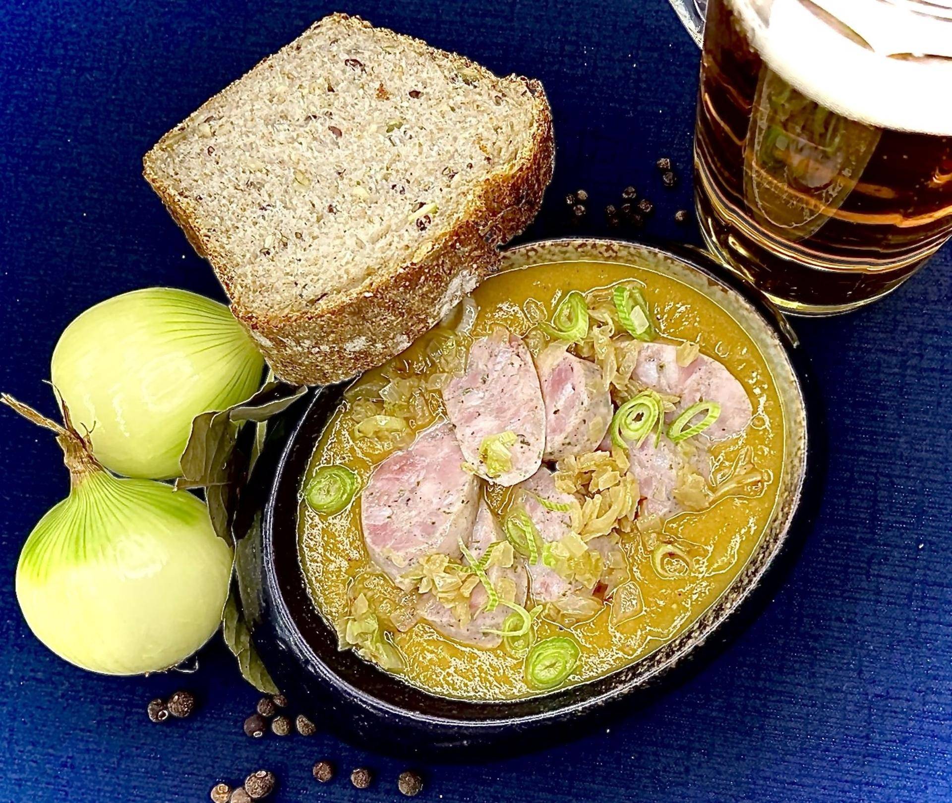 Biała kiełbasa w sosie cebulowo-piwnym - przepisy Cook4Me | Tefal