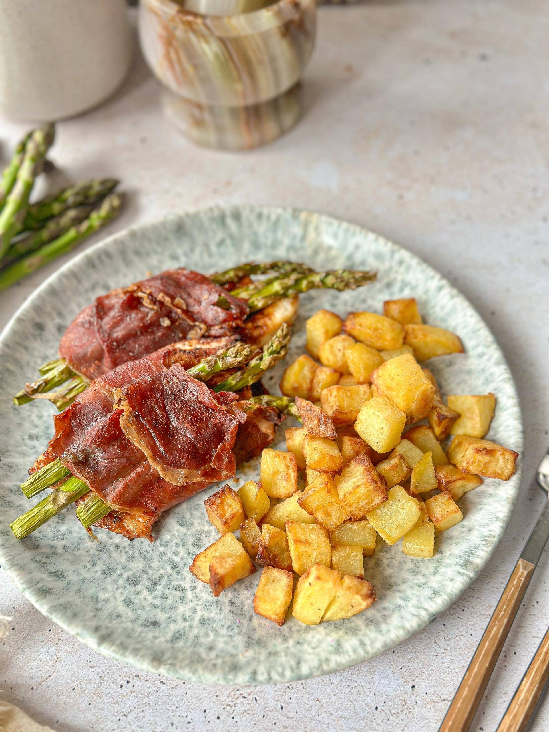 Indyk ze szparagami i szynką parmeńską z chrupiącymi czosnkowymi ziemniaczkami - przepisy Dual EasyFry | Tefal