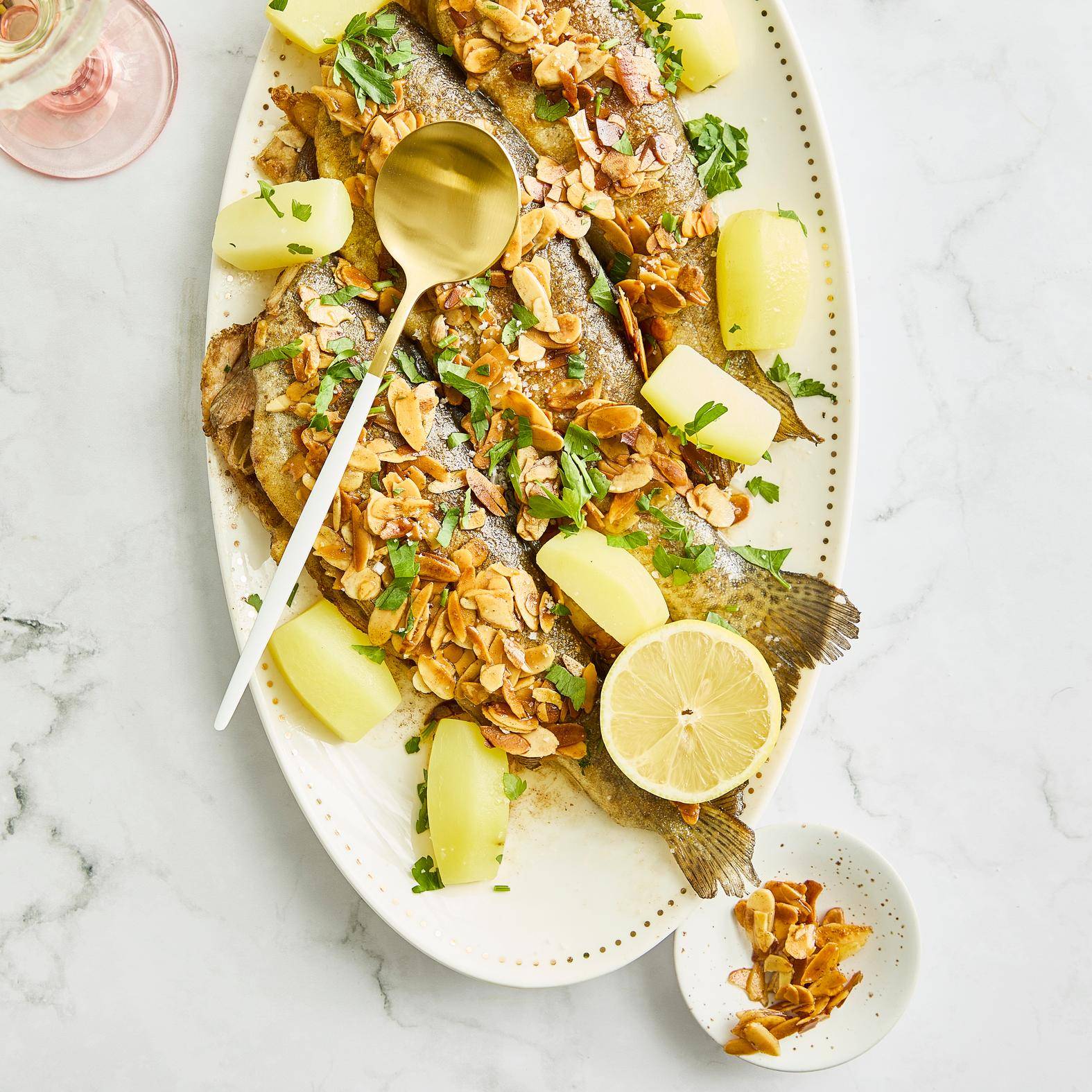 Pstrąg po francusku z migdałami (Trout amandine) - przepisy Patelnie i Garnki | Tefal