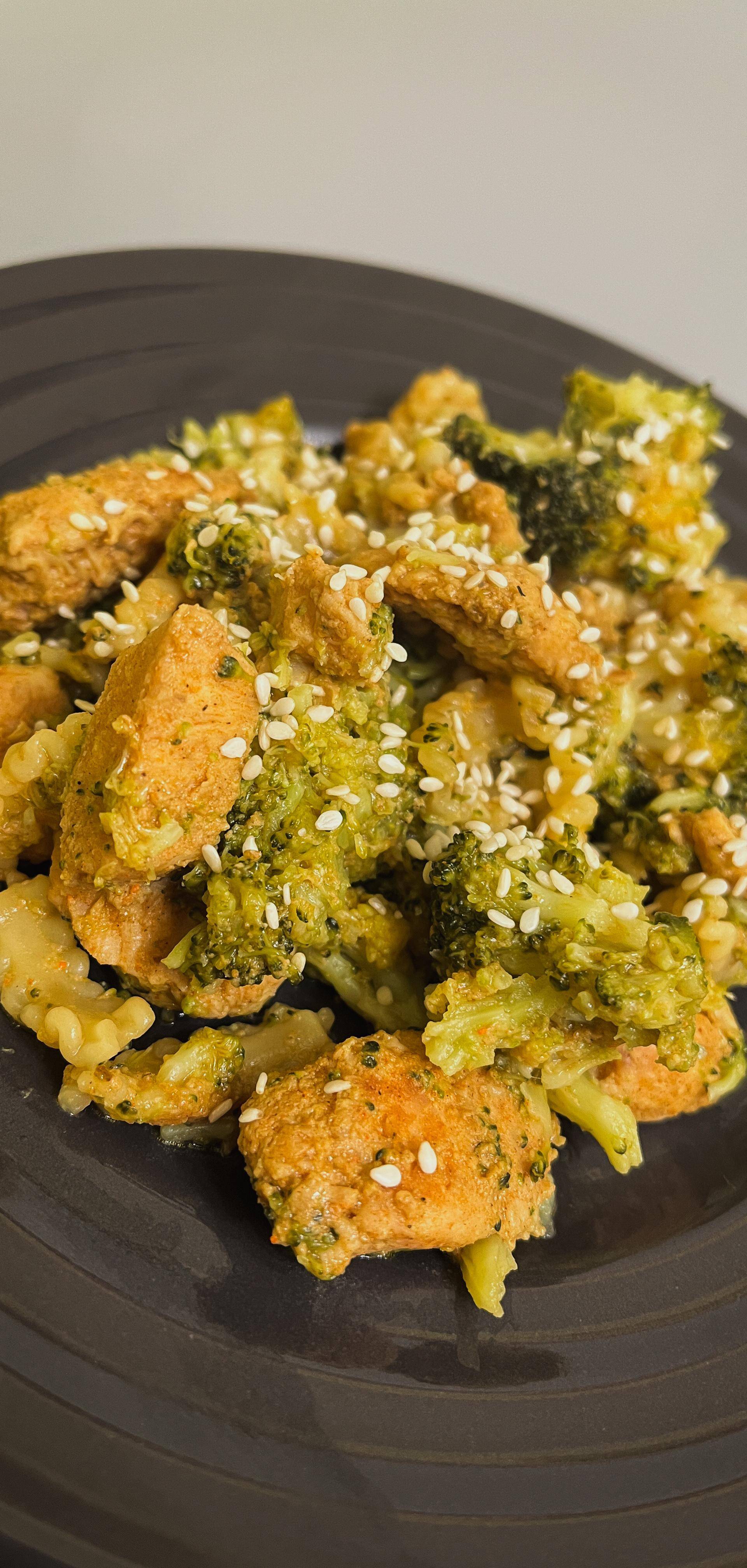 Makaron z piersią z kurczaka oraz brokułem w sosie z sosu sojowego, pasty tahini i miodu - przepisy Cookeo V3 | Tefal