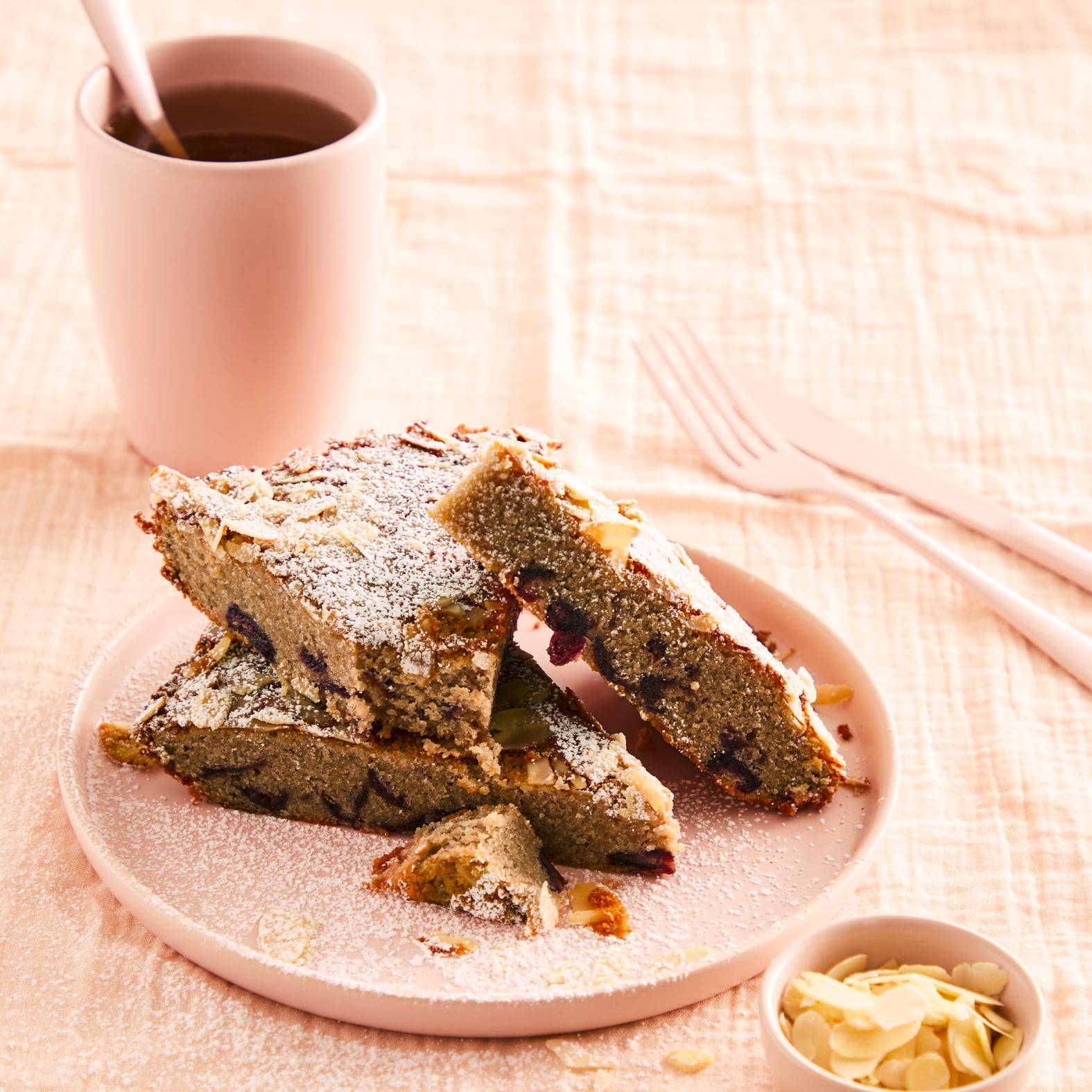Fondantowe ciasto z czereśniami i migdałami - przepisy Patelnie i Garnki | Tefal