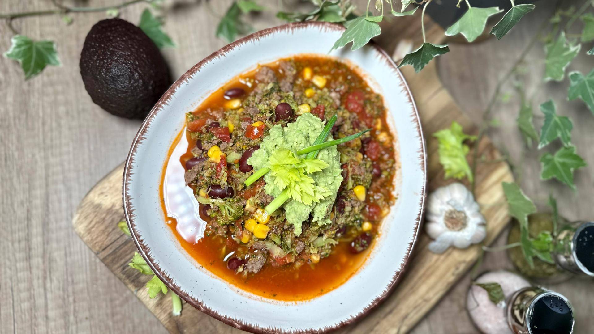Chilli con carne low carb z brokułem i guacamole - przepisy Cook4Me | Tefal
