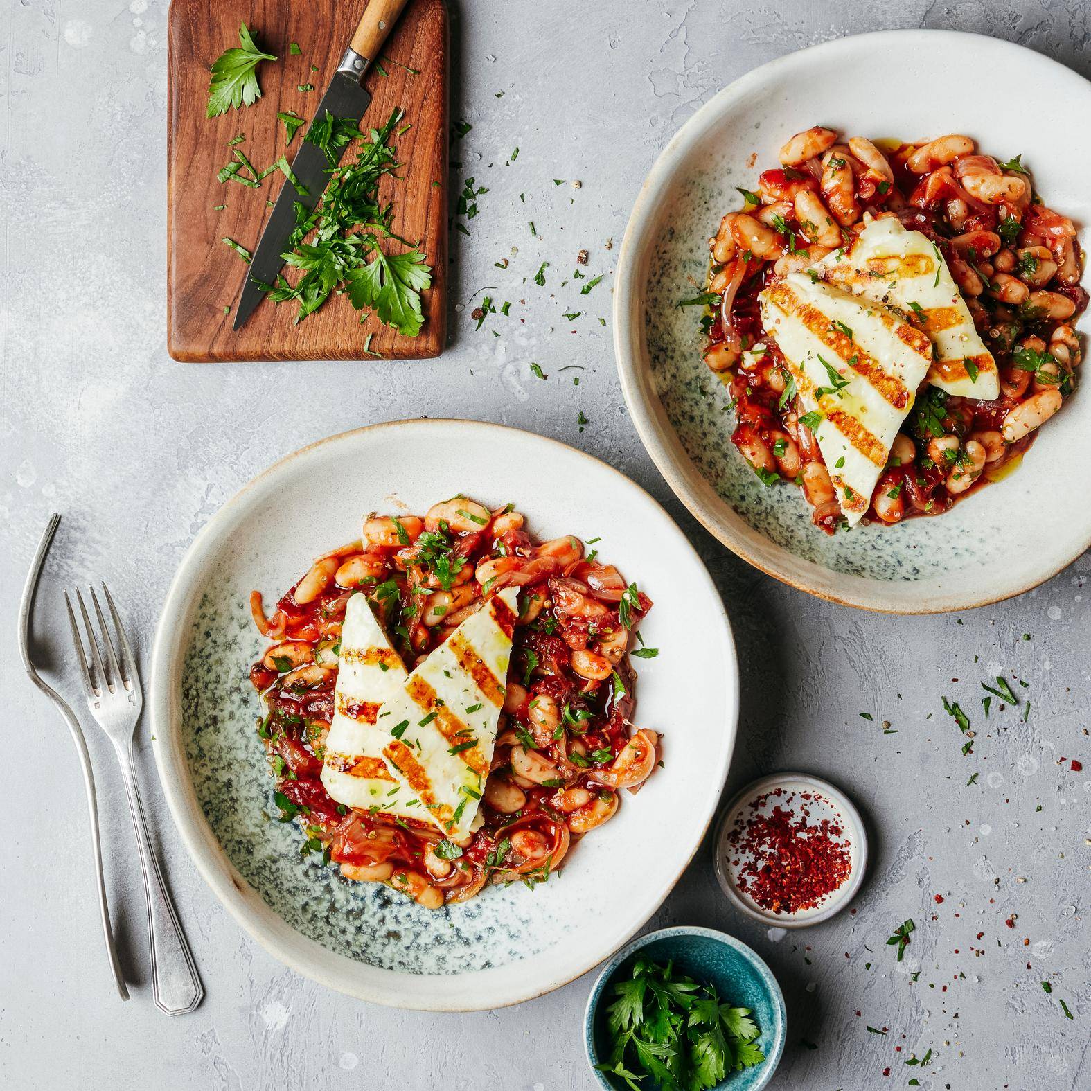 Biała fasola z pomidorami i grillowanym serem halloumi - przepisy OptiGrill 2in1 | Tefal