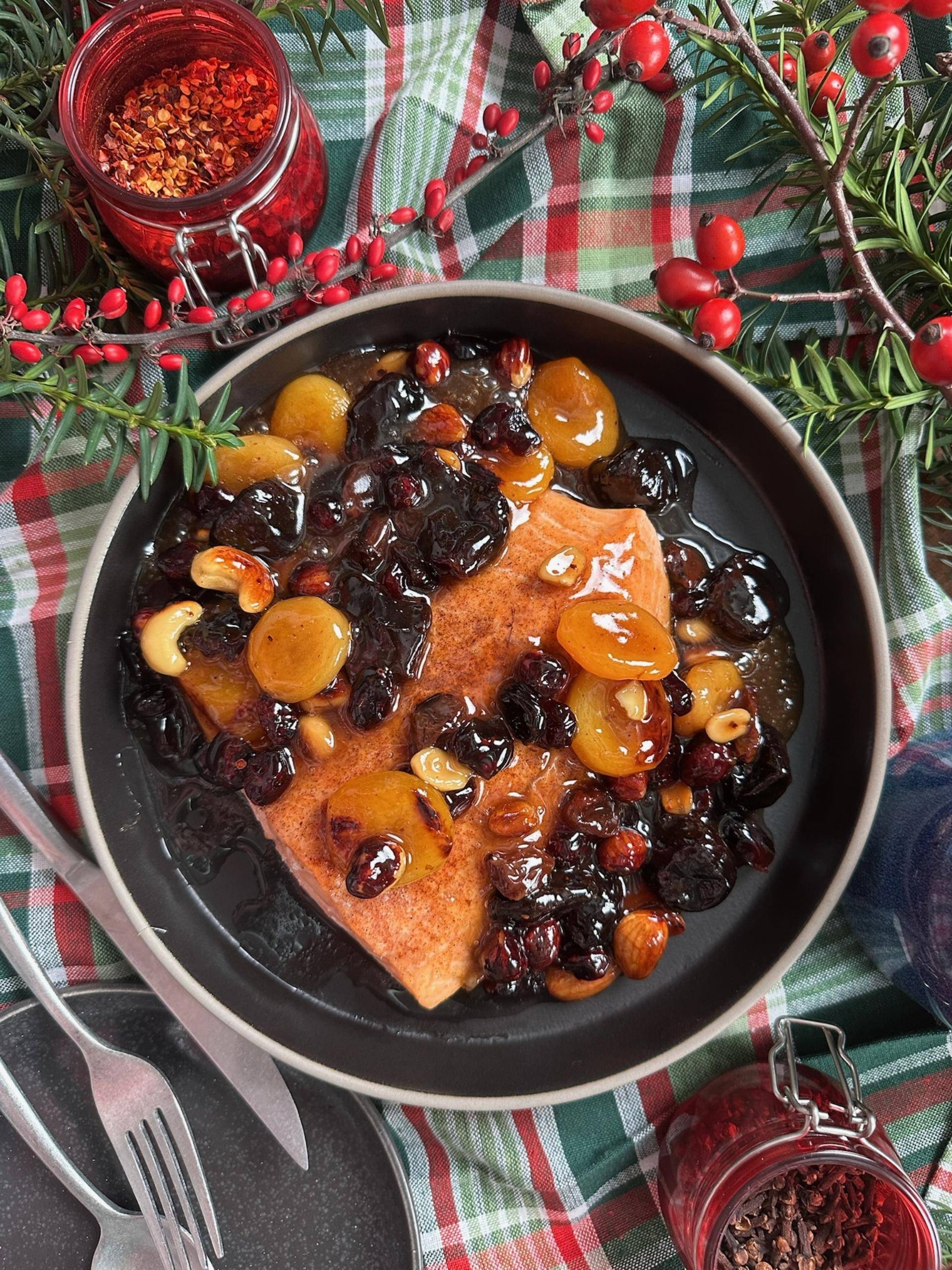 Łosoś w sosie klonowym z bakaliami - przepisy Cook4Me | Tefal