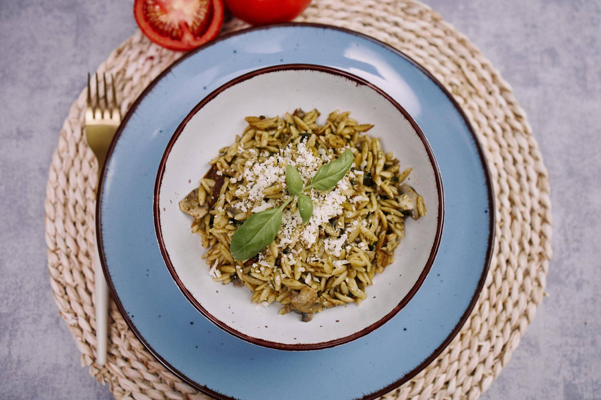 Orzo z pesto, pieczarkami, szpinakiem i suszonymi pomidorami wg Elżbiety Bogusz - przepisy Cook4Me | Tefal