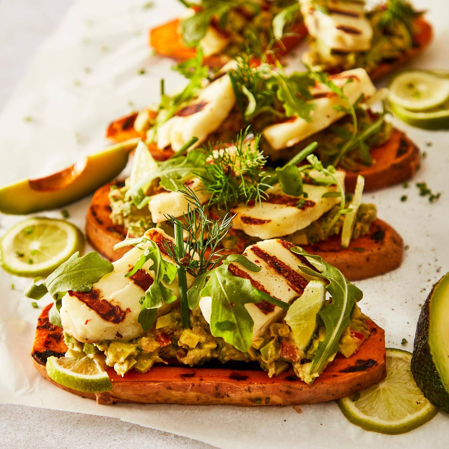 Tost z batata z guacamole i grillowanym halloumi - przepisy OptiGrill 2in1 | Tefal