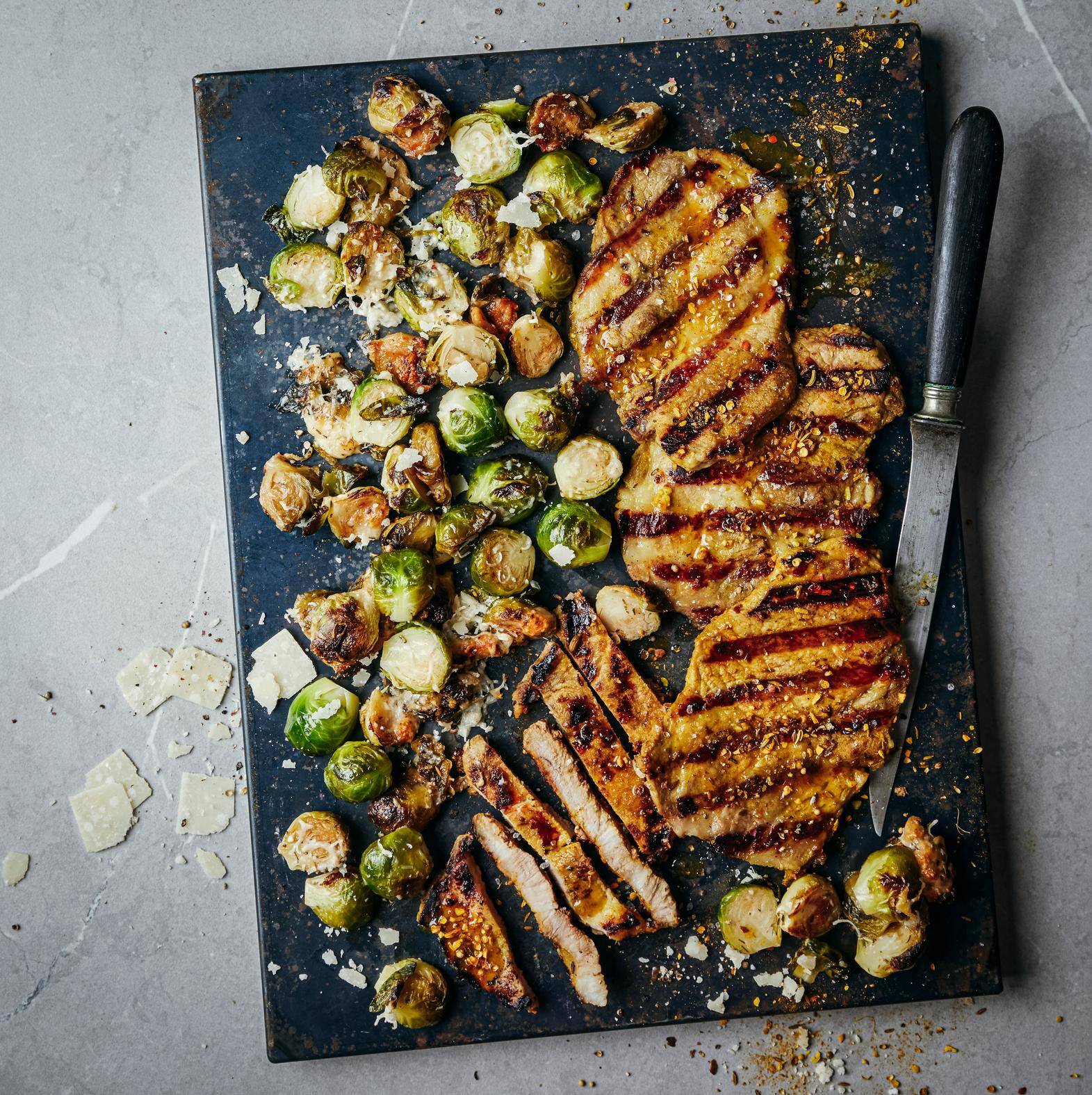 Grillowany schab wieprzowy z brukselką i parmezanem - przepisy OptiGrill 2in1 | Tefal