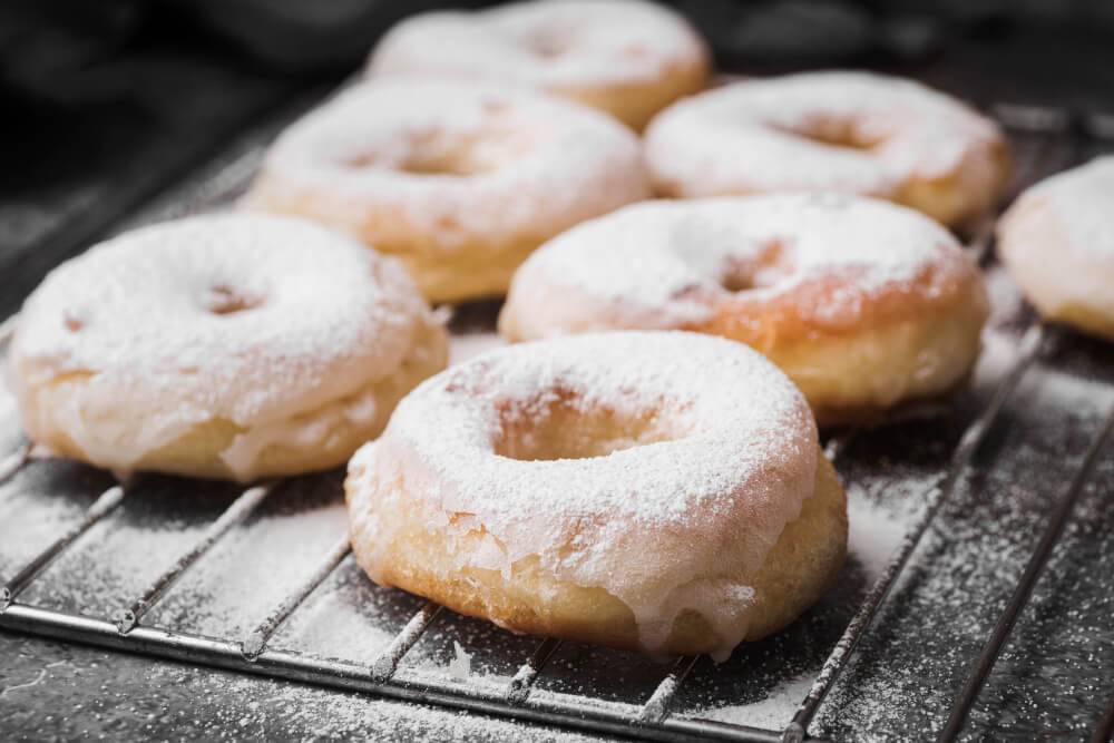 pączki z cukrem pudrem