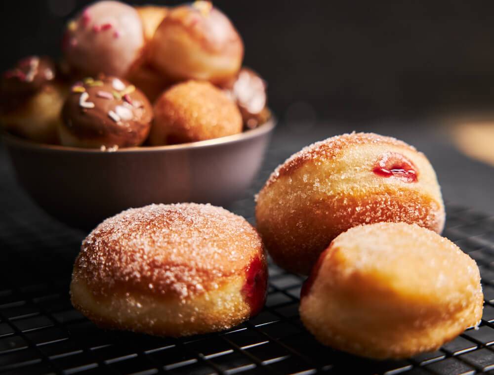 pączki małe oraz pączek z nadzieniem
