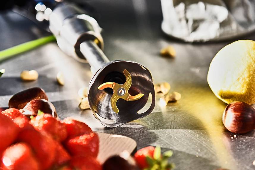 blender ręczny Tefal pokazany od strony ostrza oraz truskawki obok