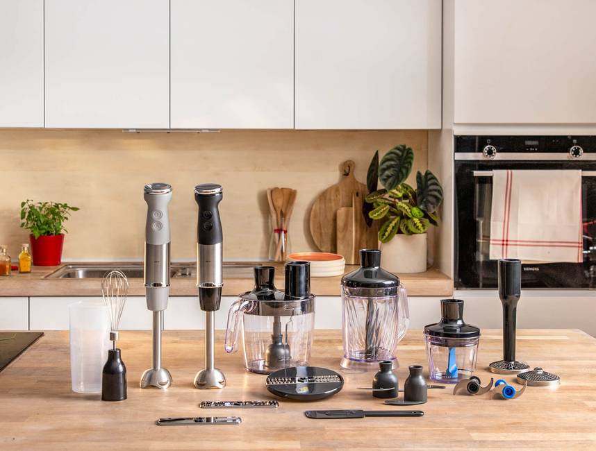 Szary i czarny blender ręczny Tefal z licznymi końcówkami stojące na blacie w kuchni