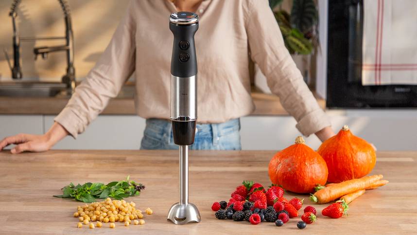 Blender ręczny Tefal oraz owoce i warzywa na blacie w kuchni przed rozpoczęciem przygotowania posiłku