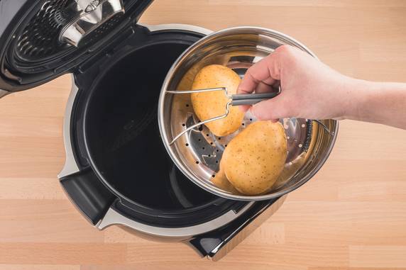 Large-RECIPE OF THE MONTH_APRIL 2023_REVOLUTION EGGS_COOKEO_SAUSAGE AND EGG STUFFED POTATOES C (1).jpg