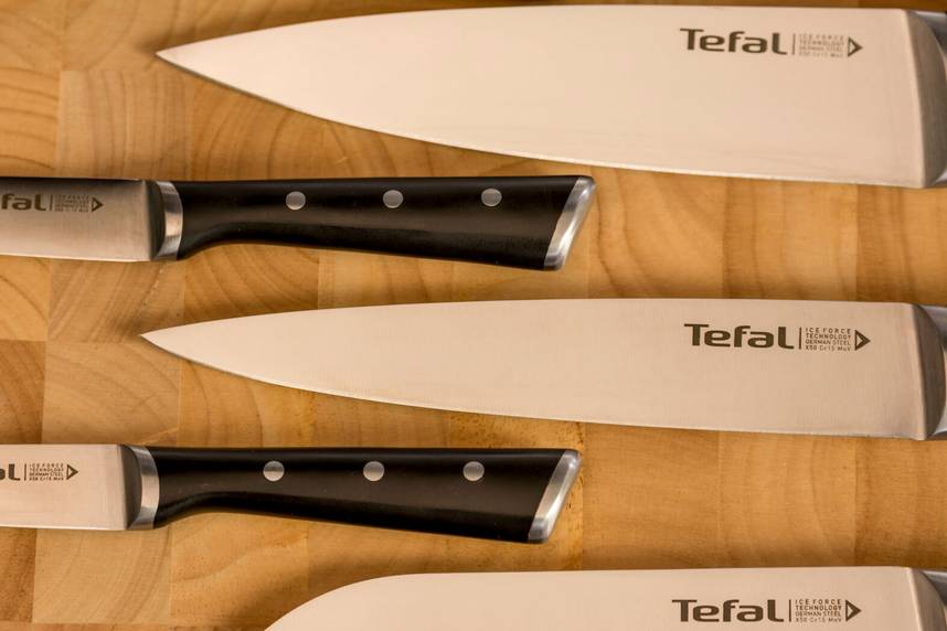 Zestaw noży Tefal w różnych rozmiarach na drewnianej desce