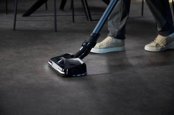 Medium-X-force flex 13.60 14.80_lifestyle5-aerospin_tv spot.jpg