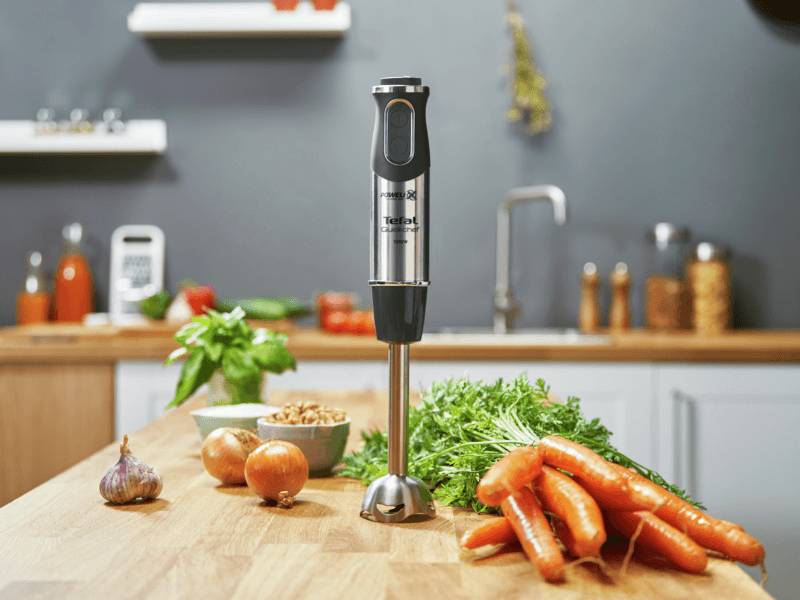Blender ręczny Tefal i warzywa na blacie w kuchni